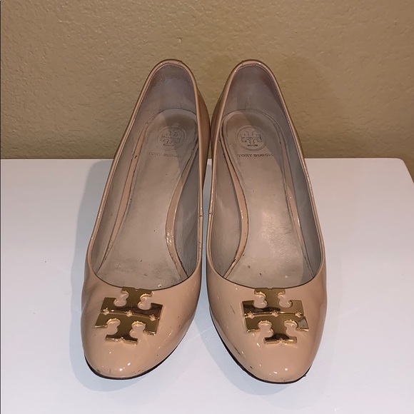 Tory Burch Raleigh Patent Mid-Heel Logo Pump - Picture 2 of 6